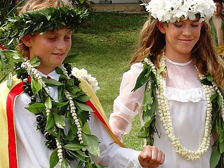 ハワイの学校では毎年各学年から男女一人ずつのキングとクイーンが選ばれる