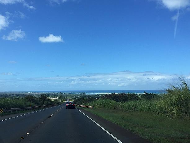 ノースショア方面へのこの道路風景を目にすると、「ハワイに来たーっ！」実感がわくハワイリピーターが多いとも言いますが・・・ナビのように在住○○年になっても、実はこの光景、なんだか懐かしい。そう。ノースには古き良き時代のハワイがまだまだ残っているんです。