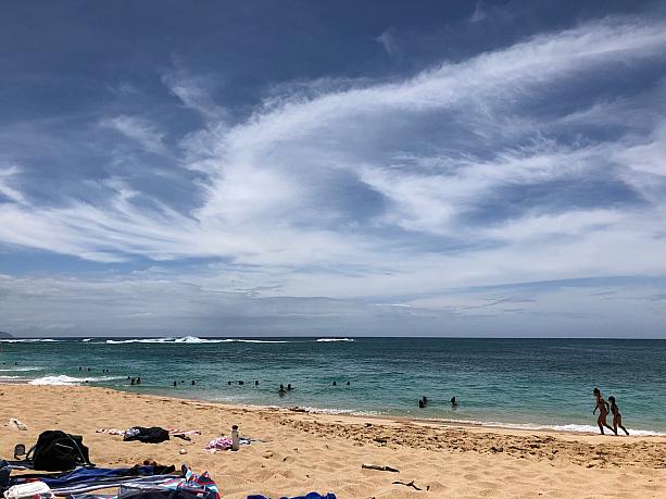 いま、サマータイムはノースの海は穏やか。冬期のように多くのサーファーの姿は見かけませんが、そのぶん人も少なめで、ハワイの昔ながらの海をゆったりと楽しめます。