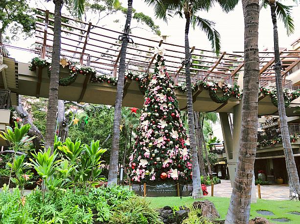 12月のハワイはすっかりクリスマス。こちらはワイキキ、ロイヤル・ハワイアン・センターのクリスマスツリー。