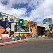 前回のほっとハワイでもお見せしたカカアコのウォールアート。コチラは文房具・事務用品のディスカウントストア「フィッシャー・ハワイ」の壁です。