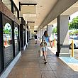 一見コロナで閑散としているように見える郊外のショッピングセンター。実はコロナ以前も平日の昼間はこんな感じでした。