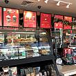 閉店している店舗が多かったワイキキのスタバですが、郊外のショッピングセンター店舗はオープン中。クリスマスのデコレーションがカワイイ。
