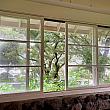 何度かの閉店やオープンの歴史を経ての現在です。建物にはいまでも当時の面影が。昔のアメリカ映画で、こんな教室の窓の外を眺める子供の姿・・・出てきそうです。