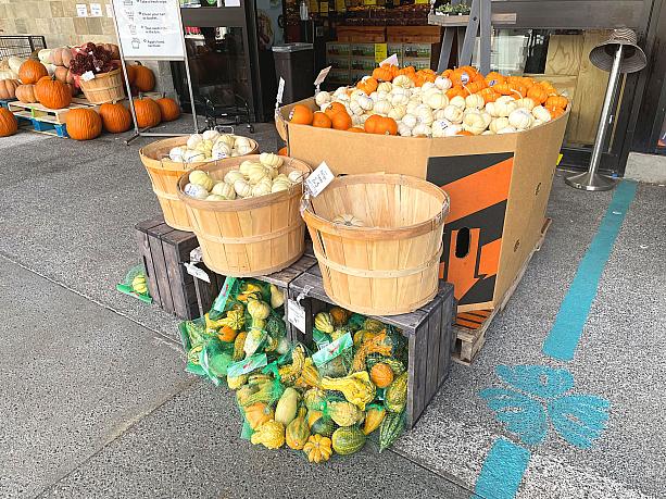 9月の終わり頃から、ハワイのあちこちがオレンジ色。10月31日のハロウィンを待つ時期、パンプキンの季節です。こちらはカハラモールにあるホールフーズマーケット、ホノルル店の店頭入口。
