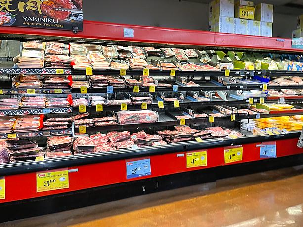 左上に「焼肉」の文字!? タイムスは沖縄移民2世のテルヤ兄弟によって1949年誕生。2017年その24店舗がドン・キホーテによって買収されました。それ以来、ちょっとした日本語のサインやポスター、日本食品の販売が少し、増えています。お肉も日本で売られているような薄いすき焼き肉、しゃぶしゃぶ肉が販売されるようになりました。以前はしゃぶしゃぶ肉が太めのすき焼き肉のような。アメリカンスタンダードだったんです。