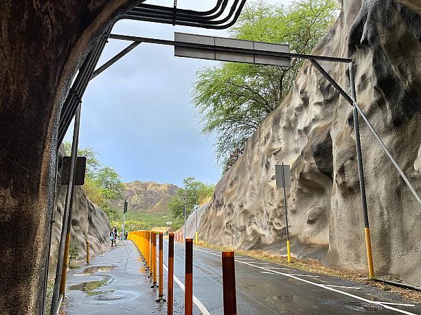 トンネルを抜けるとちょっと達成感あり!? もう少し上ったらパーキングとエントランス。実はダイヤモンドヘッド登山、ハワイ州民以外のための新たな予約システムがスタートしています。