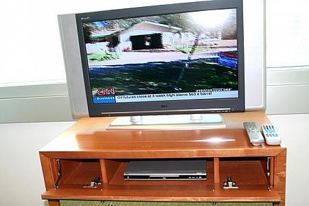 インターネット接続用のLANケーブルと110V用のアダプターが標準装備されています。　テレビは全室液晶TV、DVDも標準装備です。