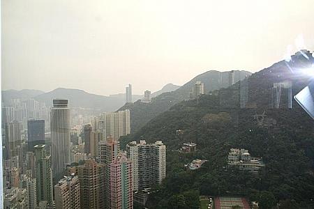 見てください、この景色。大都会香港の金鐘にいながら緑に囲まれているから不思議です。忙しい香港でホッとする時間がお部屋に行くと待っています。