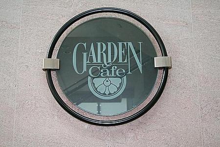 プールサイドにもバーがあります。Garden Cafe のメニューをいただくことが出来ます。