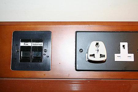 すべてのお部屋でブロードバンドインターネット接続可能です。またアダプターとLANケーブルも標準装備されています。