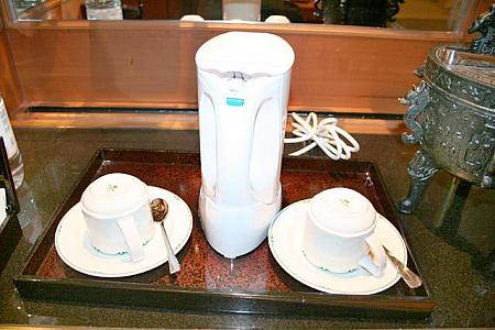 湯沸しポットと無料のコーヒー＆紅茶