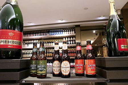 入り口のバーエリアには、世界のお酒から香港製造のクラフトビールまで。