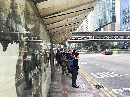ホテル裏手のGloucester Roadには香港全域に行く、多くの路線バスが通っているのでとても便利です。