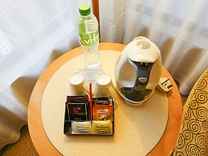 湯沸かし器とコーヒー、お茶セット、お水は無料