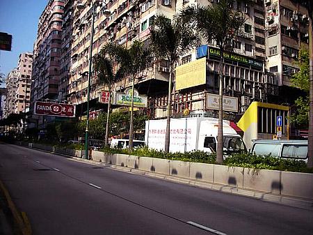 ホテルの目の前は香港で一番活気のある通り、ネイザンロード