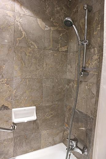 浴室内、バスタブとシャワーの一例。バスタブの無い部屋もありますので、必要な方は予約時にリクエストをして下さいね。（ただし事前ギャランティはできないことがあります）なお、シャワーもハンドシャワーと固定式シャワーの両タイプの部屋が混載しています。