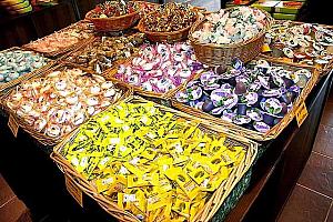 量り売りのチョコ、キャンディー類　HK$10　100グラム