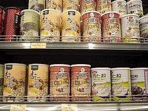 台湾産の缶入り杏仁粉はお湯に溶いて飲みます