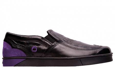 シンプルな黒革の靴に紫のアクセントを加えた靴はビジネス用としても使えます。
HK$880