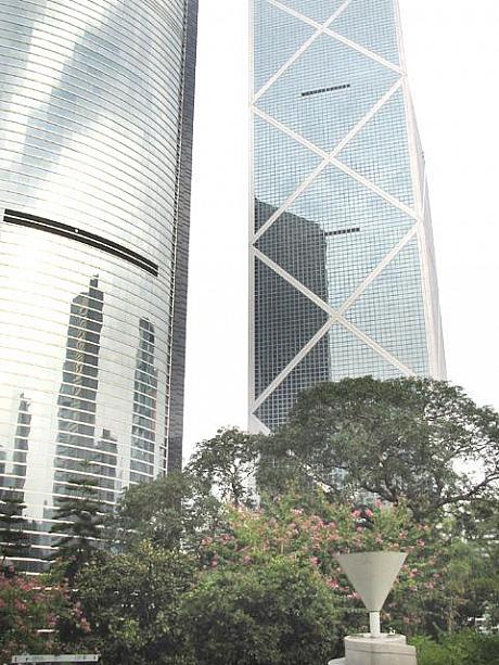 左がシティバンク・タワーで右が中国銀行。