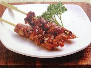 炭焼鶏串（鶏の串焼き）<br>餃子と並んで完全に日式、それも居酒屋メニュー。でもついつい食欲をそそります。