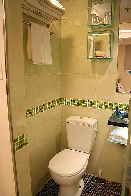 バスルームも、スタンダード・ルームより広く、シャワーブースがきちんとガラスで仕切られています。