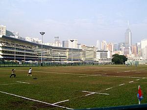 ビルの谷間にある競馬場。そびえ立つビルや高層マンションが、いかにも香港といった景色です。