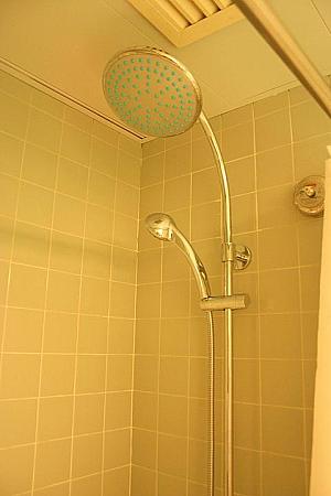 バスタブは全室にあります。また、シャワーはハンドフリータイプと、備え付けのミストタイプと2種類揃っています。