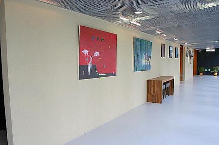 廊下には、香港の学生たちが描いた絵画が展示してあります。