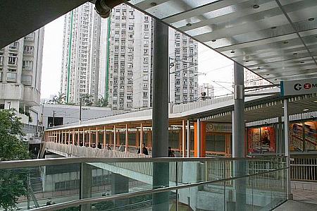 MTR柴灣駅から、歩道橋で直結。
