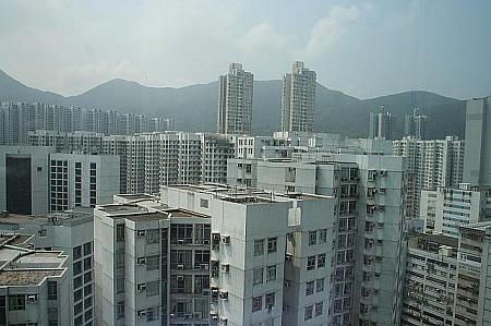 窓からの眺めは、ホテル周辺の高層住宅群を見下ろすシティービューとなっています。