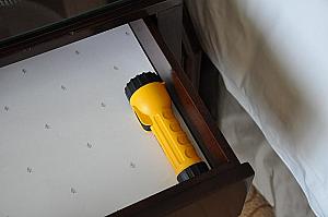 ベッド脇のチェストの中に懐中電灯があります。