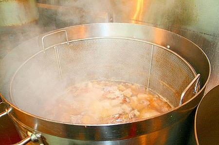 毎日5-6時間煮込んでいる秘伝のスープは、こんな大きな鍋が3つありました！