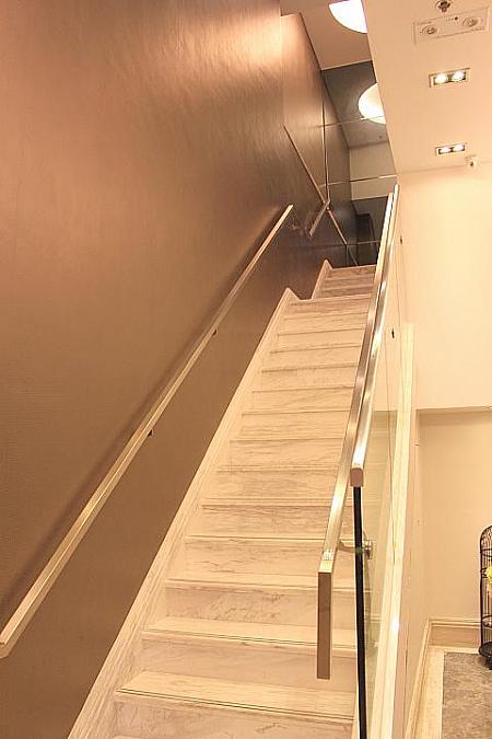 階段で2階のカフェへ