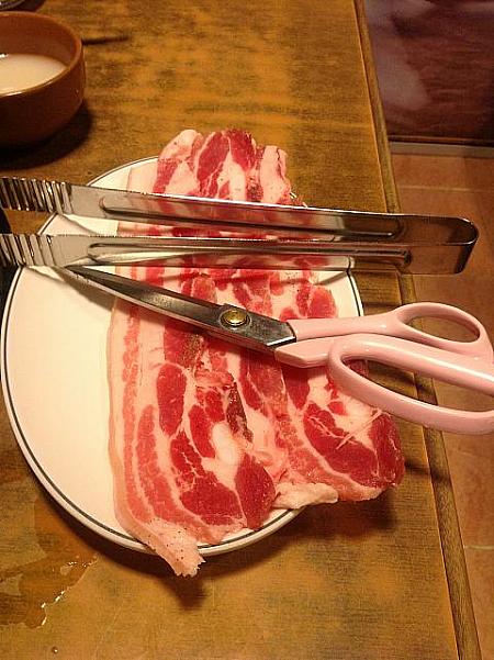 お肉はハサミと出てくるのが韓国風