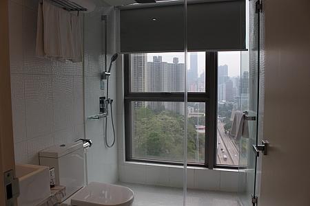 こちらはバスルーム。なんと、シャワーブースも大きな窓で気持ちよい！もちろんカーテンを下ろすことができますよ。