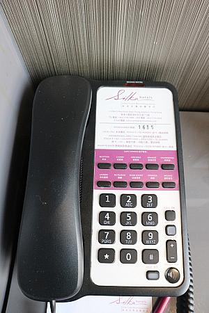 室内電話もワンタッチでホテル内の必要な部署にかかるので便利ですね。