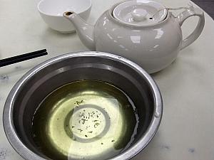 急須にあるお茶を器にいれて、食器類を洗います
