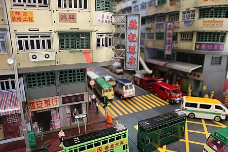 通りの様子、街角の看板。昔ながらの香港の景色が再現されています。