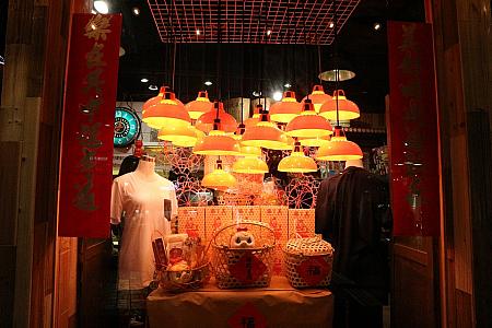 お店の外から見えるディスプレイ。街市（マーケット）で使われている赤ランプが、香港らしさ満点