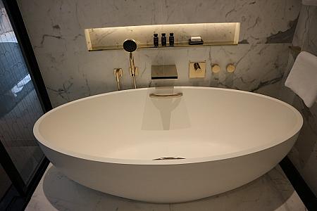 こちらは、反対側のバスルーム。楕円形の素敵なバスタブと、シャワースペースに分かれています。こちらも、白と金色をベースにした、高級感溢れる清潔な雰囲気。