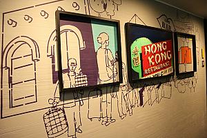 廊下もエレベーターの中も、香港や尖沙咀らしいアイコンがいっぱい。真ん中の黄色のタイルは、香港を走るMTRの駅名タイルに似せて、ホテルの名前を書いています。遊び心いっぱいのデコレーション！