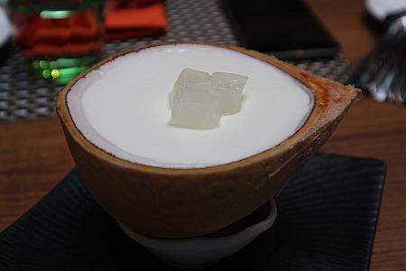 椰皇鮮奶布甸Baby Coconut Milk Pudding/ココナッツプリン。ココナツの風味豊かなぷりぷりのプリンは必食ですね。