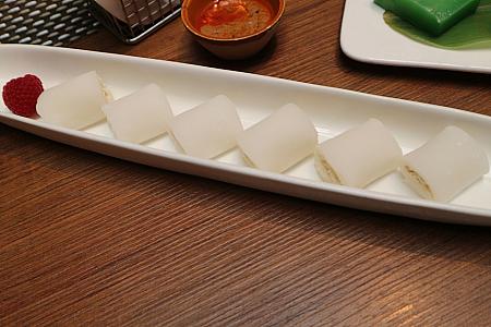 榴槤冰皮卷/Glutinous Rice Roll with Durian。ドリアン餅。ドリアンペーストが包まれた柔らかな餅で、食べやすい！