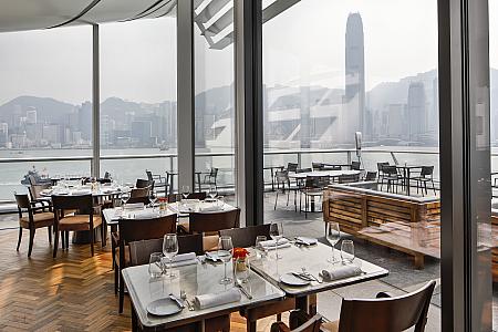 奥に香港島の高層ビル群が見えます