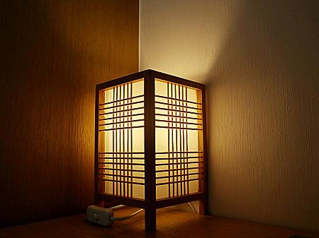 クローゼット内にはセーフティボックスが。デスクの上のランプは暖かな灯りが優しく感じる日本風のもの