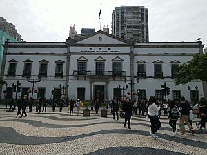 セナド広場を背にすると市政署（Instituto Para Os Assuntos Municipais）があり、左に進みます