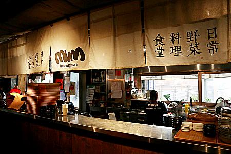 和食やカレーの店もあります。旅先で日本が恋しくなったら手軽にこんな場所で食事をするのもアリですね。