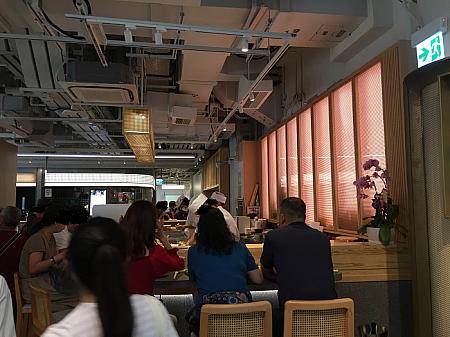 左は香港製造のクラフトビールが並ぶ店、右はなんと高級寿司が食べられるカウンター。香港のものから世界のものが食べられるレストラン、そして高級寿司カウンターまで食事処も色々です。